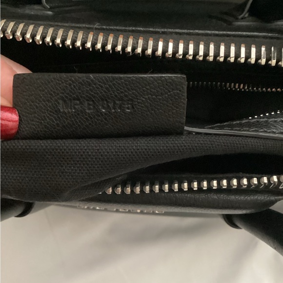 Givenchy
Antigona Medium Top Handle Bag in Grained Leather - Picture 13 of 15